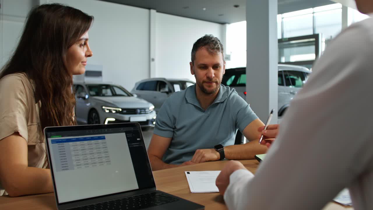 los documentos de firma de los clientes del concesionario de automóviles