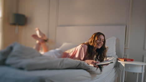 mujer pensativa escribiendo diario diario por la mañana. adolescente soñador compartir pensamientos