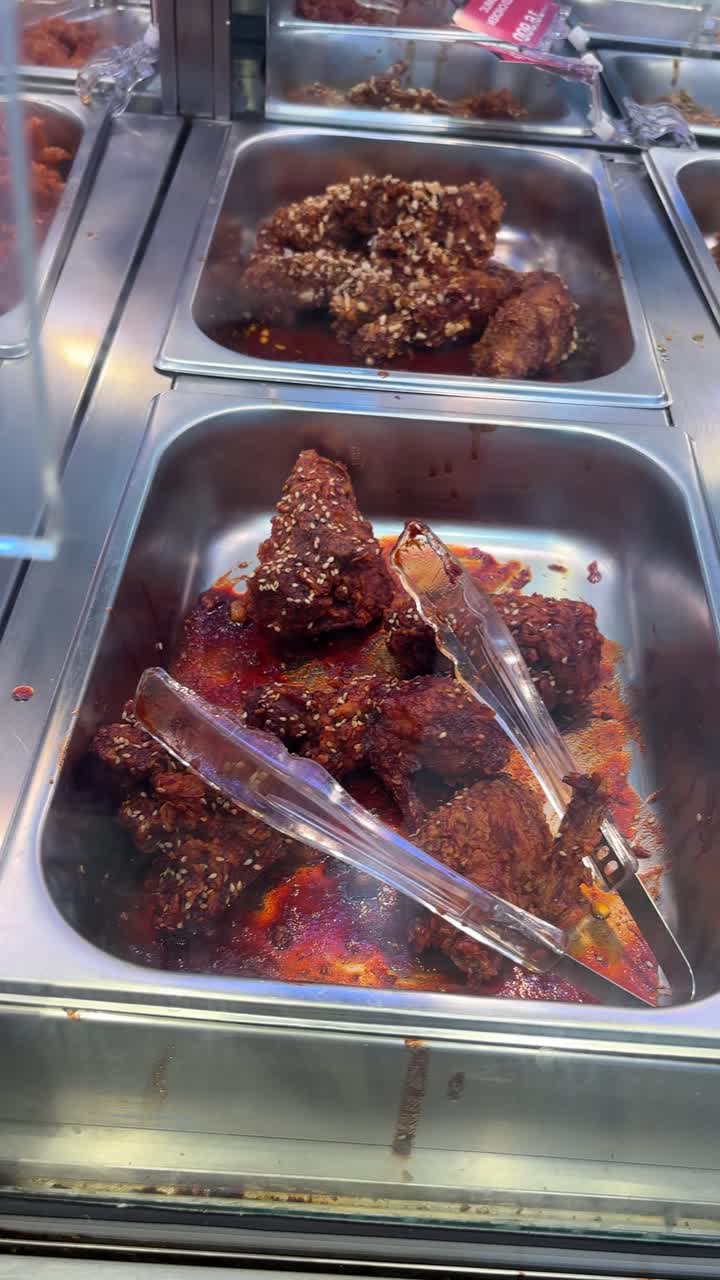 Assortimento di piatti caldi in un buffet