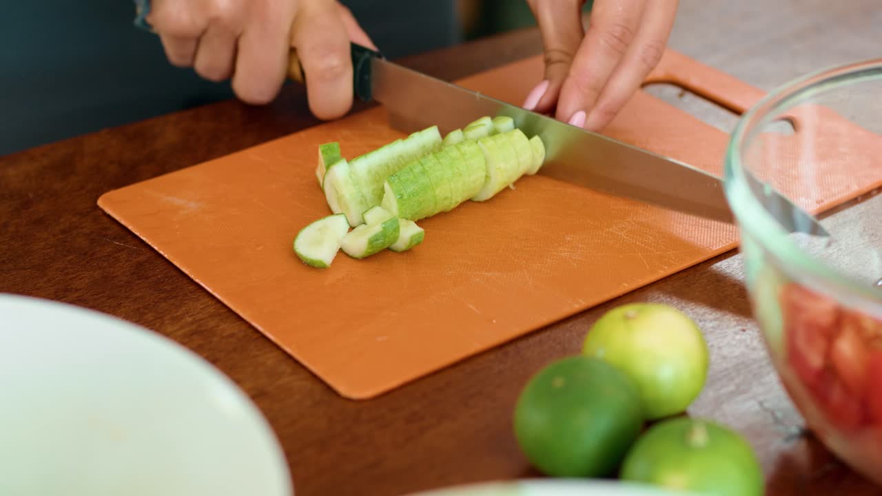 preparando una ensalada de pepino