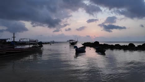 Anochecer-Tranquilo-En-Koh-Samui-Con-Barcos-Meciéndose-Suavemente-En-Aguas-Serenas-Bajo-Un-Cielo-Pastel