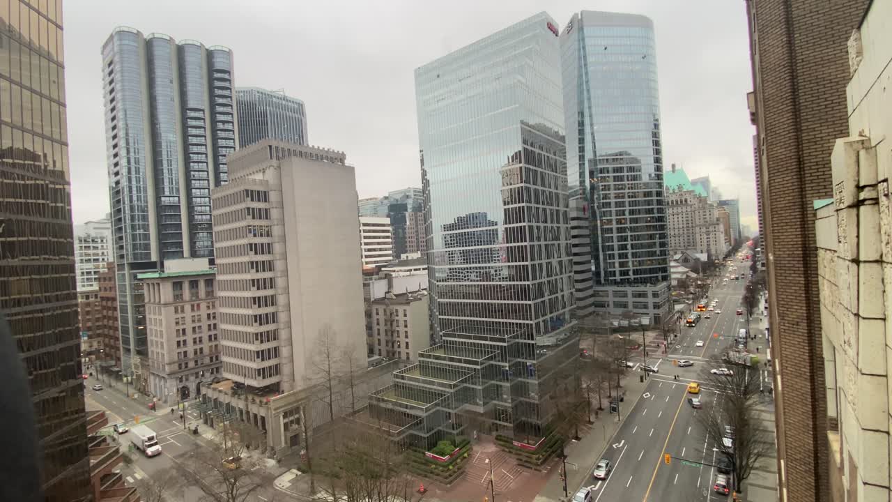canadá, centro de la ciudad de vancouver con un moderno rascacielos futurista y una carretera de tráfico