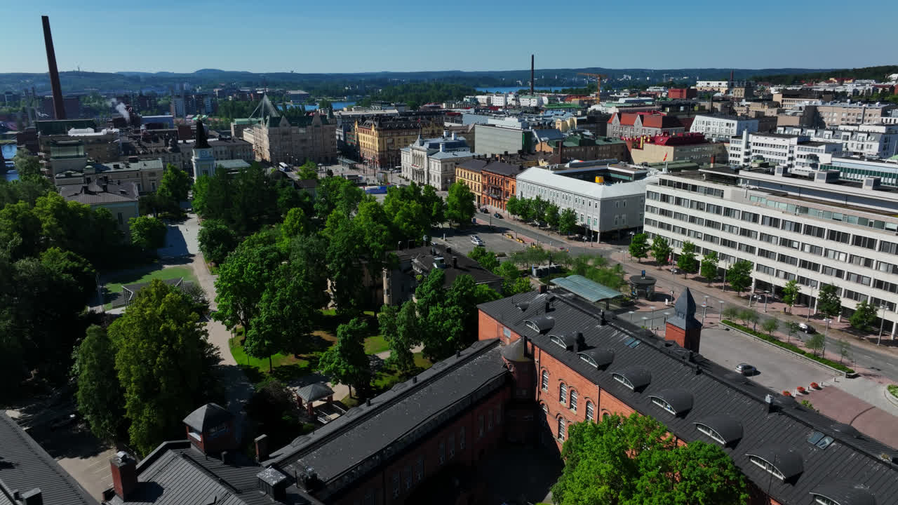 vista aérea del mercado de keskustori y el paisaje urbano de la soleada tampere