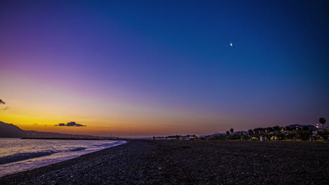 Ruhiger-Sonnenuntergangsstrand-In-Einem-Tropischen-Urlaubsziel