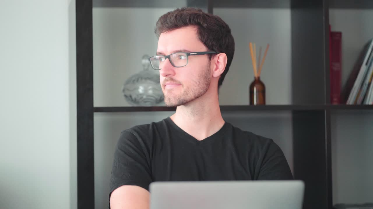 enojado resentimiento descontento emoción sobre el concepto de tecnología en línea