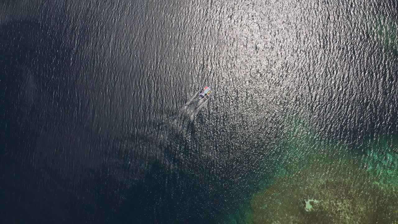 팔라완, 필리핀, 아시아, 영화, 공중에서 바다를 가로질러 운전하는 배의 위아래 드론  ⁇