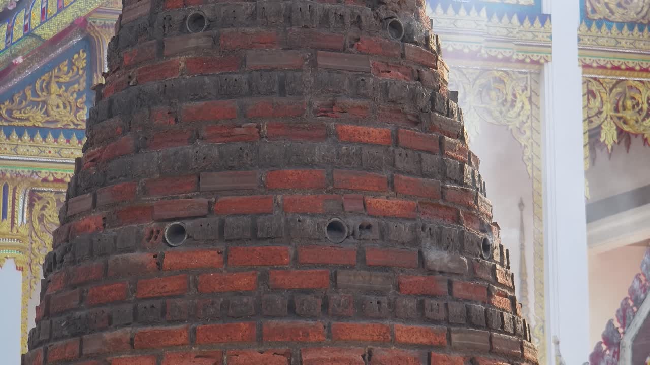 태국 사원 에서 향 을 태우는 것