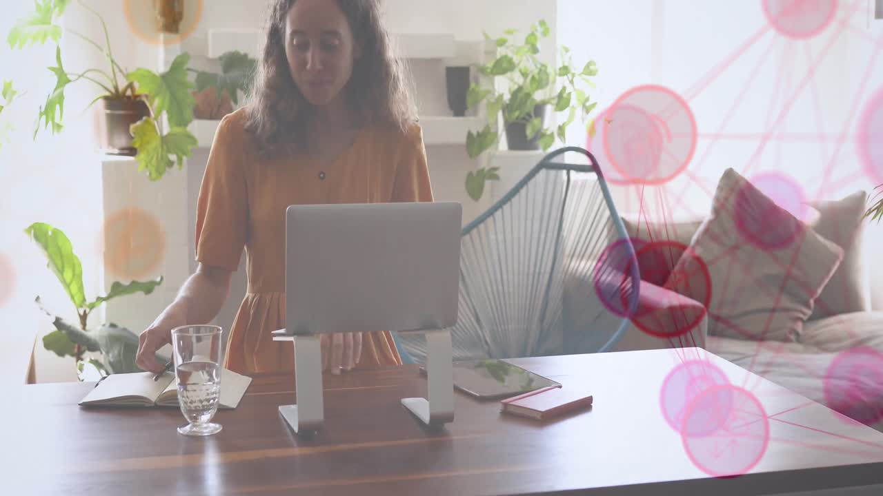 animación de la red de conexiones con iconos de los medios sobre la mujer caucásica usando la tableta