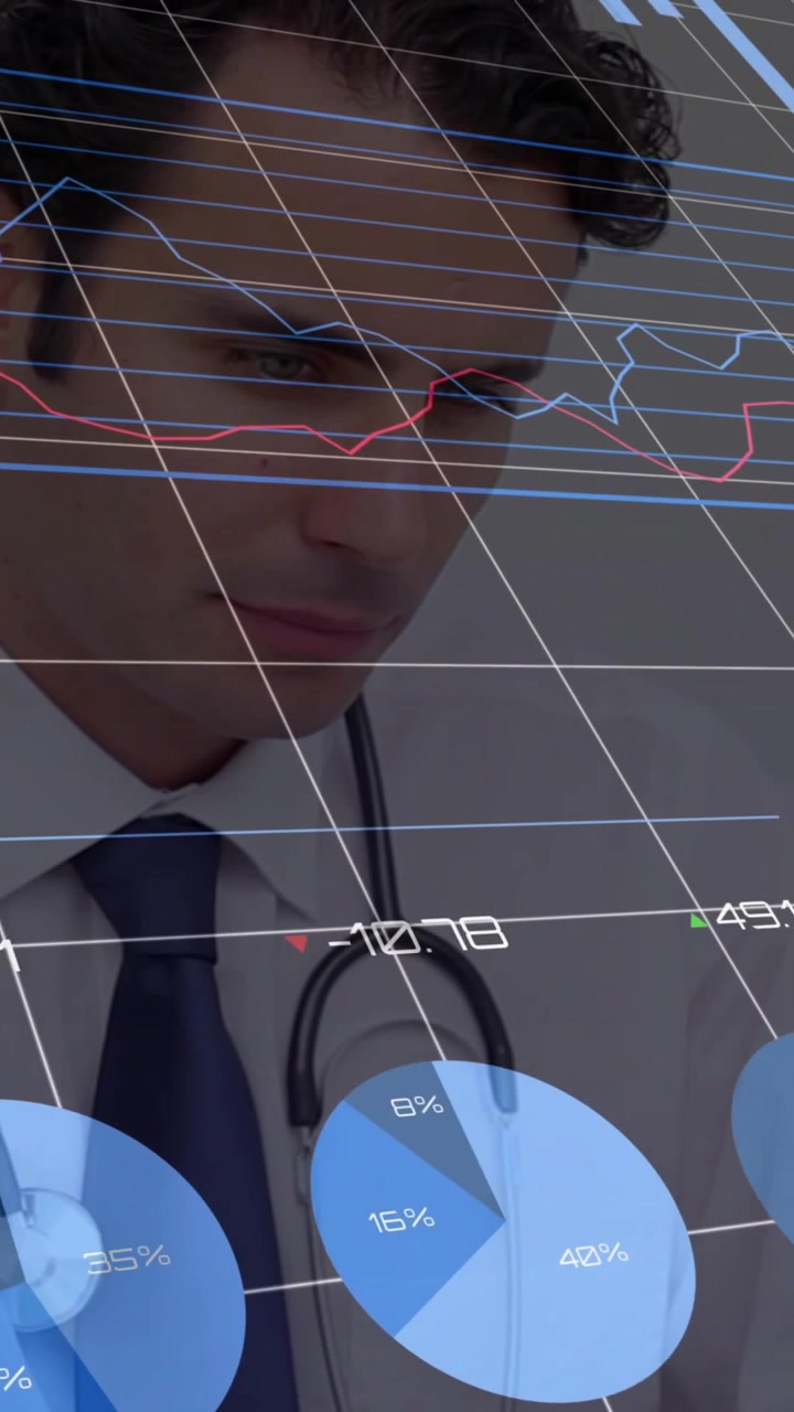 Video verticale: Medico uomo che esamina una cartella clinica con lo stetoscopio, mentre grafici diagnostici scorrono sul suo volto.
