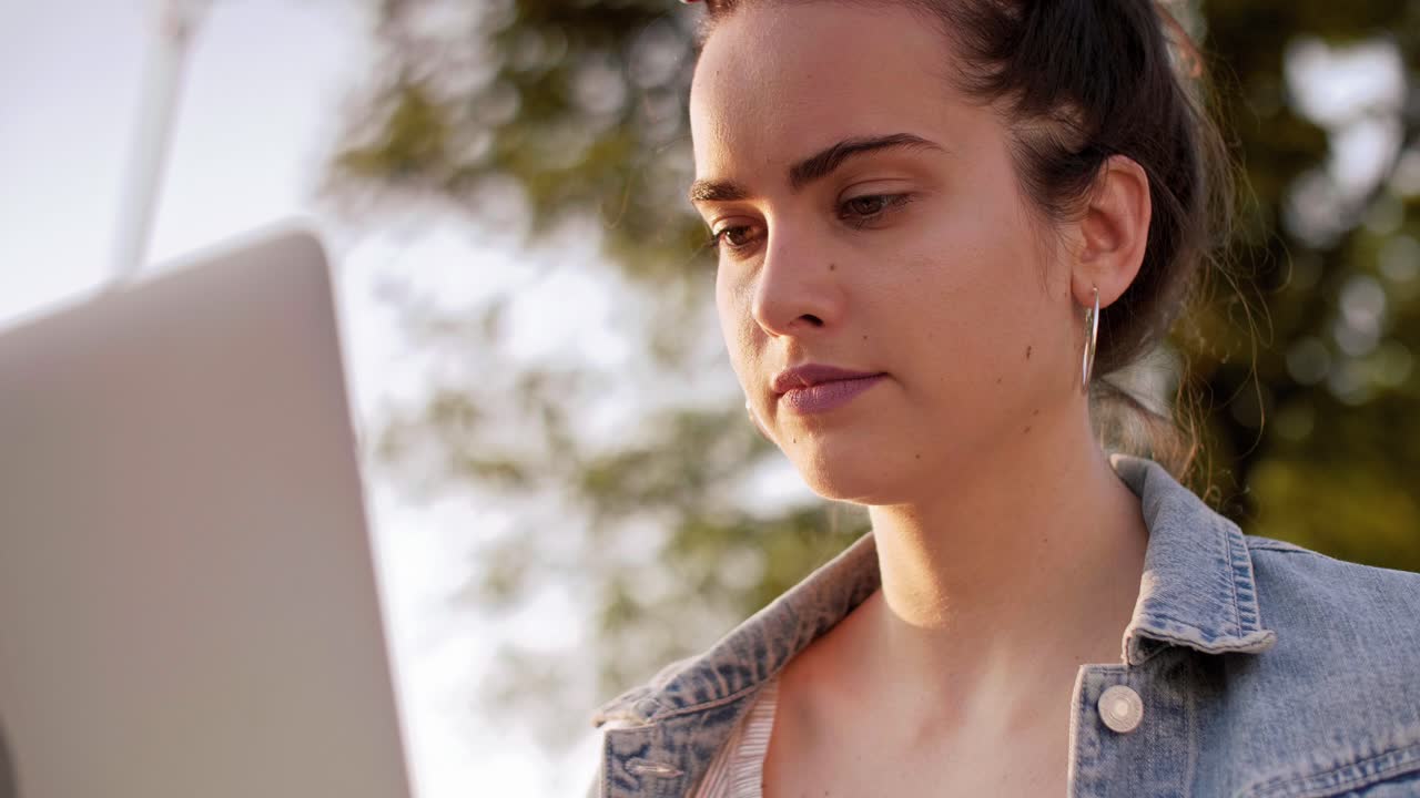 mujer usando una computadora portátil al aire libre