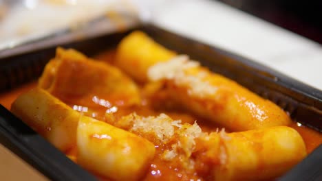 Los-Palillos-Eligen-Un-Pastel-De-Arroz-Picante-Tteokbokki