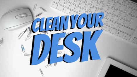 Animation-Des-Textes-„Reinigen-Sie-Ihren-Schreibtisch“-über-Computertastatur,-Maus-Und-Büroklammern