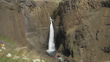 hengifoss hermosa cascada rodeada de majestuosas formaciones rocosas en islandia