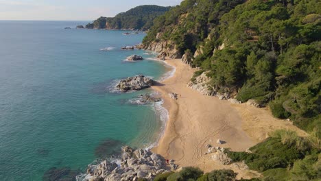 Mediterraner-Strand-Paradisiaca-Türkisblaues-Wasser-Menschenleer-Luftaufnahme-Drohne-Spanien-Katalonien-Costa-Brava-Blanes-Lloret-De-Mar-Mallorca-Balearen