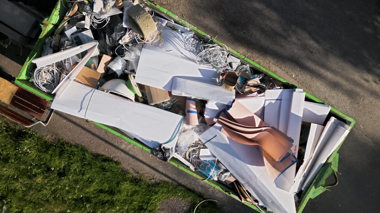 строительные отходы на контейнере с открытым верхом, камера поднимается