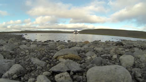 Coche-Cruzando-El-Río-En-Islandia