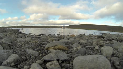 coche cruzando el río en islandia