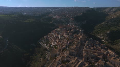 ragusa ibla, un famoso antiguo pueblo de montaña en sicilia, italia, rodeado por un cañón