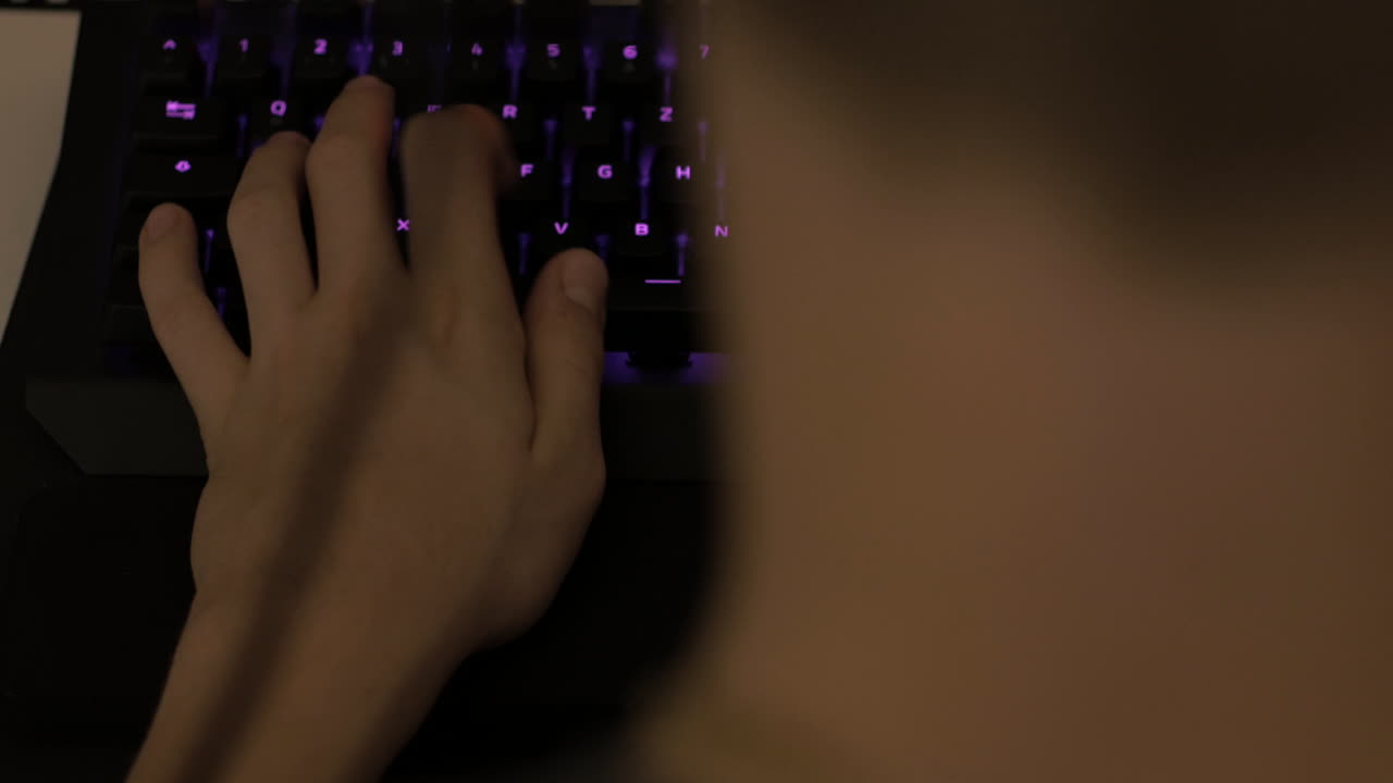 tiro por encima del hombro de un niño jugando videojuegos