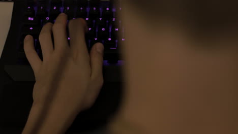 tiro por encima del hombro de un niño jugando videojuegos