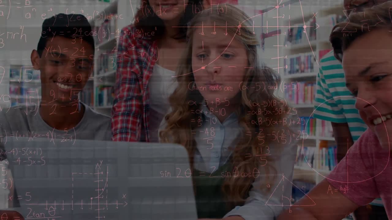 animación de fórmulas matemáticas sobre estudiantes adolescentes felices que usan computadoras portátiles en la escuela