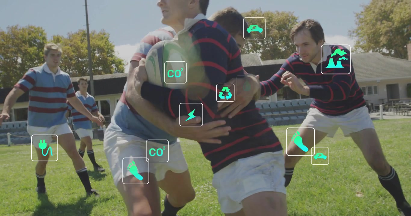 Giocatore di rugby con la palla che corre verso la telecamera, dati UI fluttuanti, placcatori che avvolgono e assicurano la palla, telecamera che si abbassa.