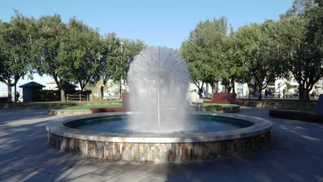 Fuente-De-Agua-Con-Forma-De-Diente-De-León-En-El-Parque-Hlavaty-En-Koper,-Eslovenia