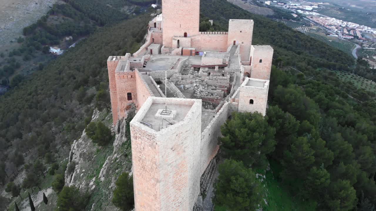 Castello di Santa Catalina di Jaén, Spagna, riprese con un drone a 4k 24fps che mostrano l'esterno e la città da più punti in un pomeriggio di dicembre