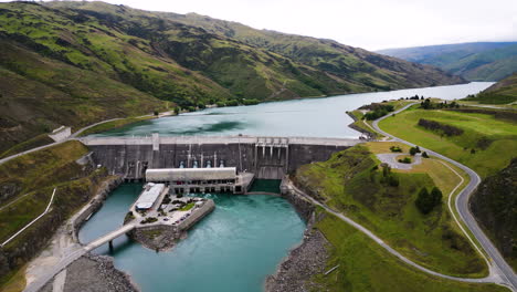 vista aérea de la presa clyde en el río clutha, mata-au en clyde, otago, nueva zelanda