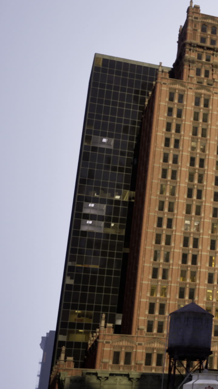 Edifício com arquitetura contrastante no horizonte de uma cidade