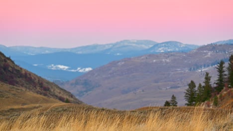 una puesta de sol brillante sobre el paisaje desértico de kamloops