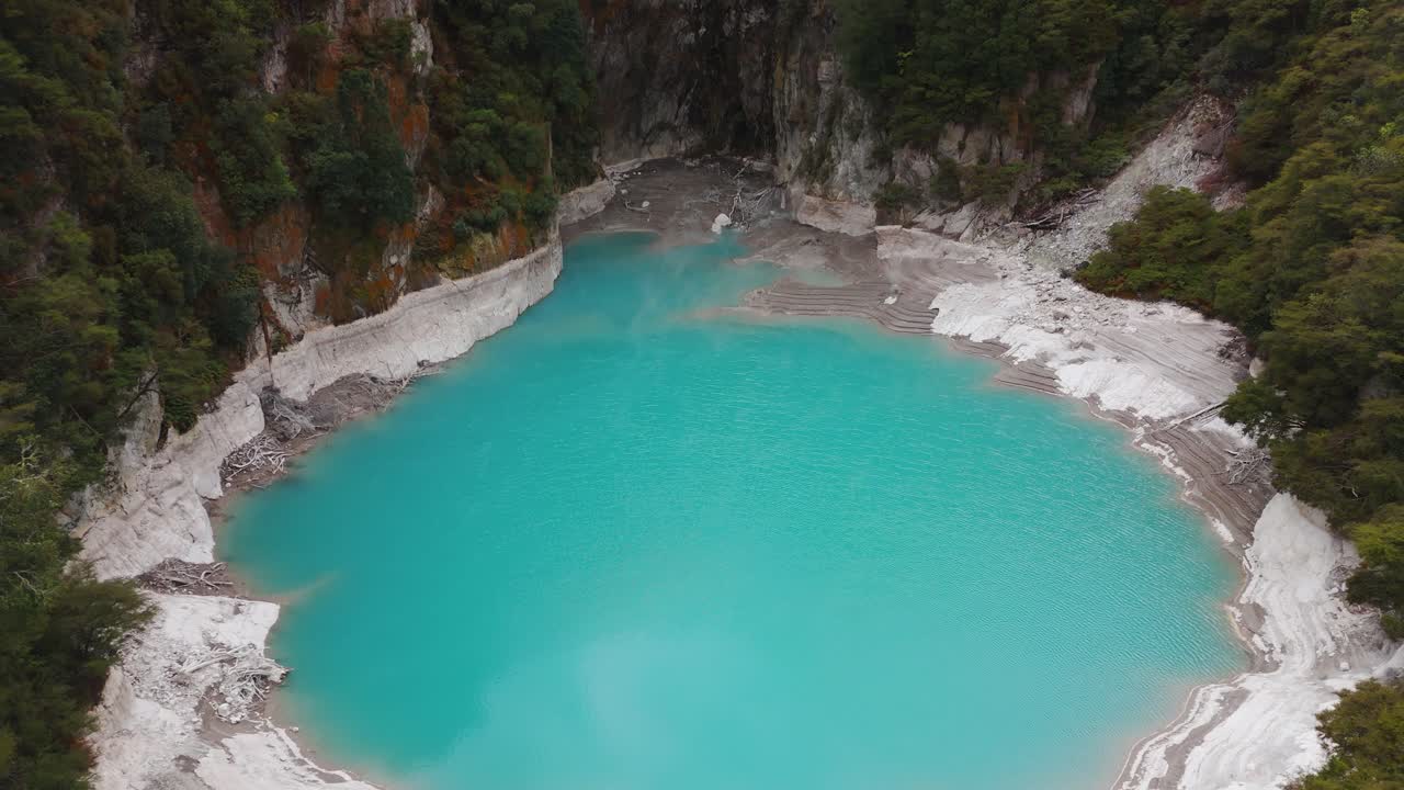 Levande blå geotermisk varmvattenkälla i Waimangus vulkaniska dal, flygfoto.