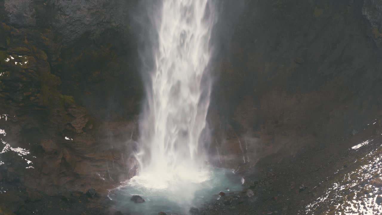 아이슬란드의 폭포 웅이에서 둥지를 짓는 새들이 날아다니는 클로즈업