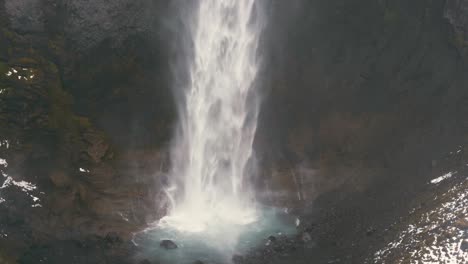 fotografía en primer plano de una piscina de cascada en islandia con aves anidadoras volando alrededor