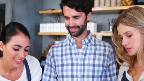 Waitress-interacting-with-owner