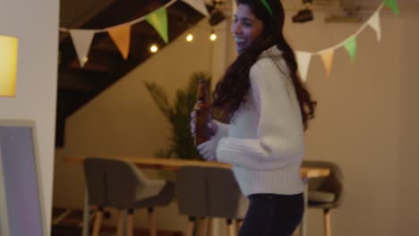 grupo de amigos disfrazándose con novedades irlandesas y accesorios en casa o en el bar celebrando en la fiesta del día de san patricio 4