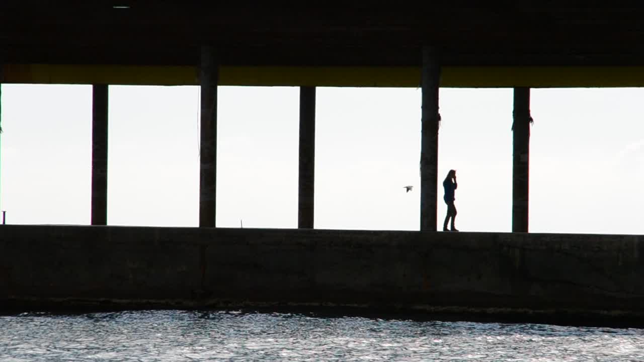 Menschen, das Meer, ein Schatten