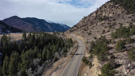 Tráfico-Ligero-A-Través-De-Un-Paso-De-Montaña