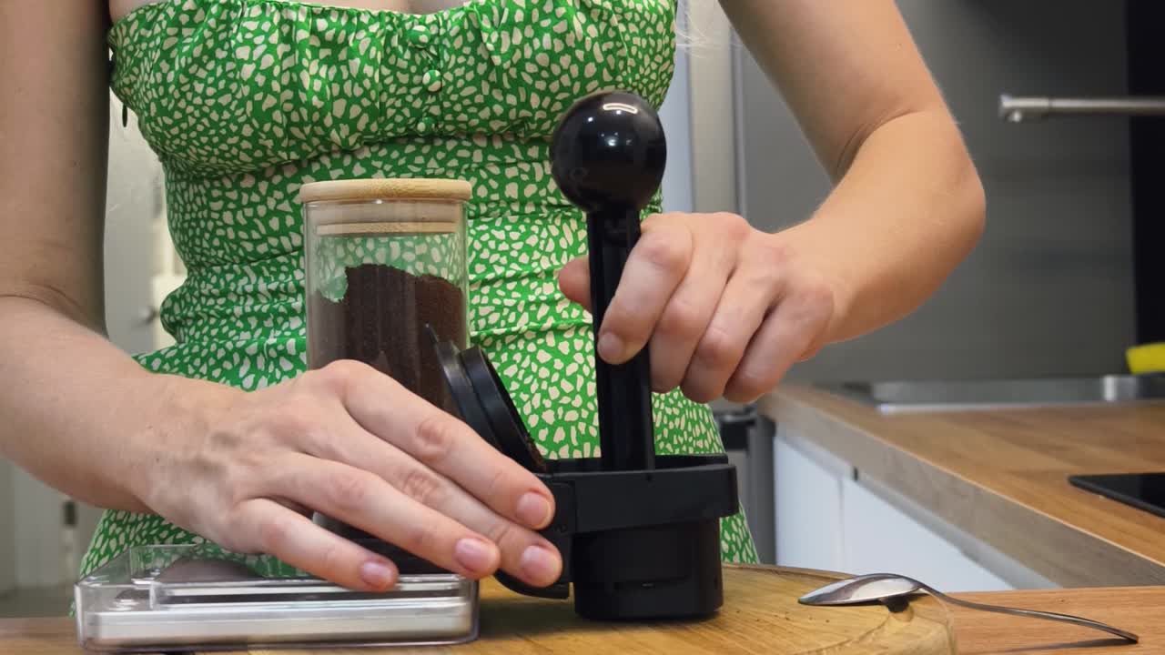 커피를 준비하는 여자