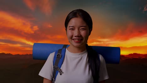 mujer feliz viajera al atardecer