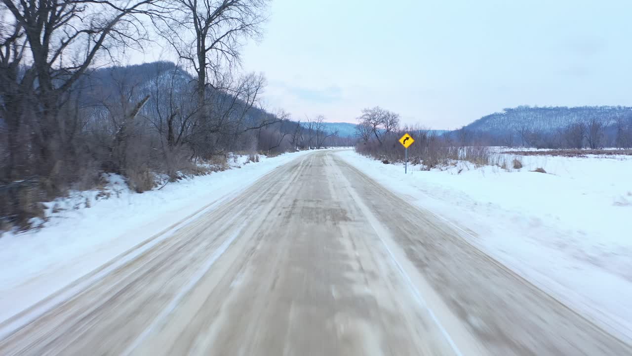 겨울 에 눈 인 시골 도로