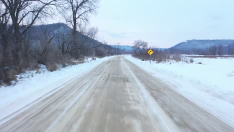 camino de campo nevado en invierno