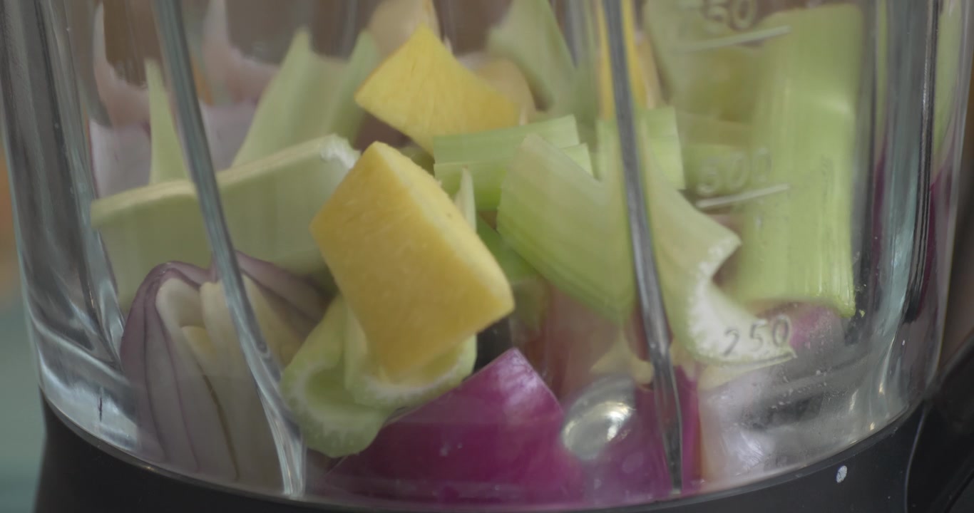aggiungere gli ingredienti per preparare la leche de tigre per il ceviche peruviano parte 1