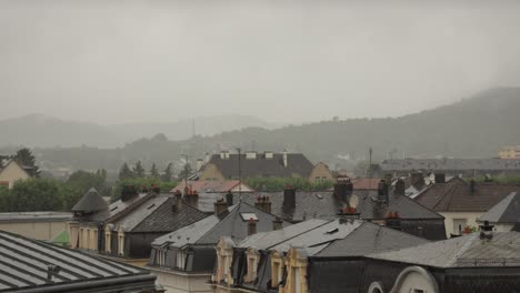 Lapso-De-Tiempo-Del-Pueblo-De-Thionville-Bajo-Una-Tormenta-Lluviosa,-Francia