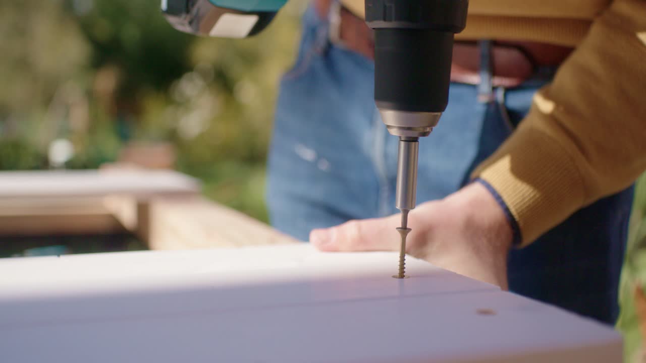 primer plano del atornillado de las tablas de madera