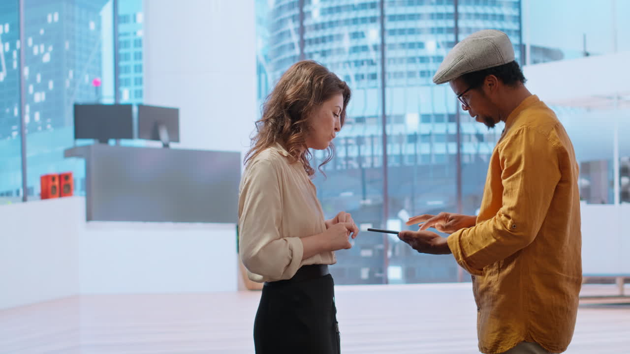 broker immobiliare che presenta al cliente un'opportunità di investimento immobiliare