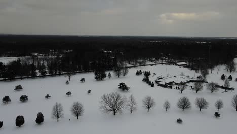 Un-Manto-Invernal-De-Nieve-Sobre-Un-Campo-De-Golf-Local