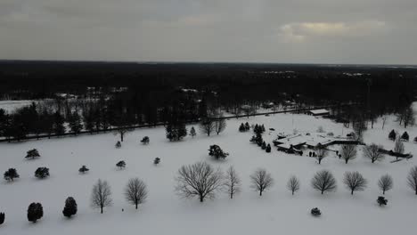 un manto invernal de nieve sobre un campo de golf local