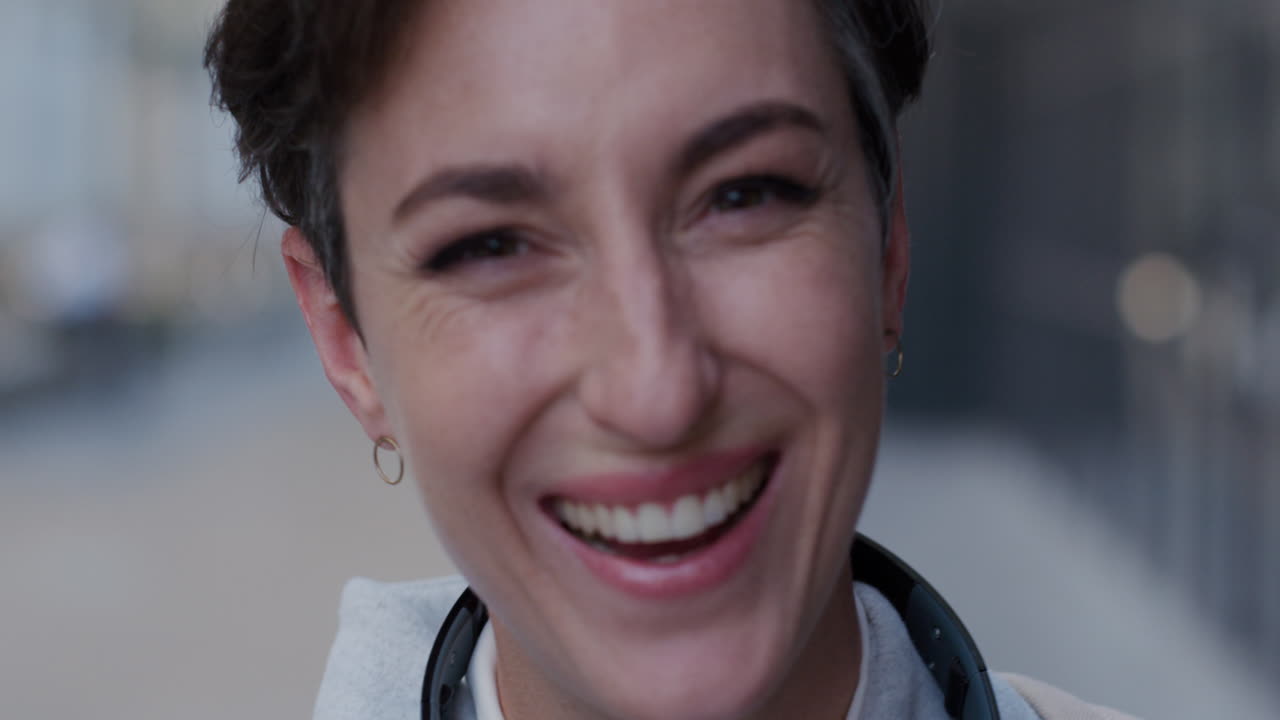 Ritratto di bella donna d'affari sorridente all'aperto, felice in un ambiente urbano mentre si reca al lavoro.
