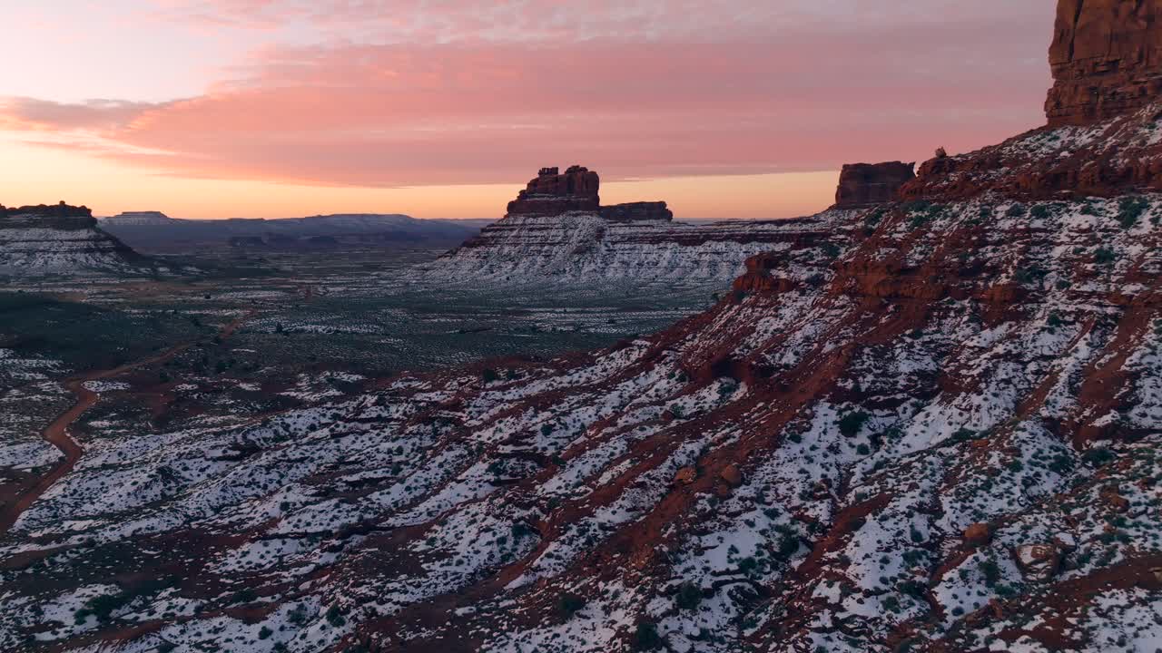 красочное небо во время беспилотного самолета кинематографический выстрел восход солнца долина богов юта